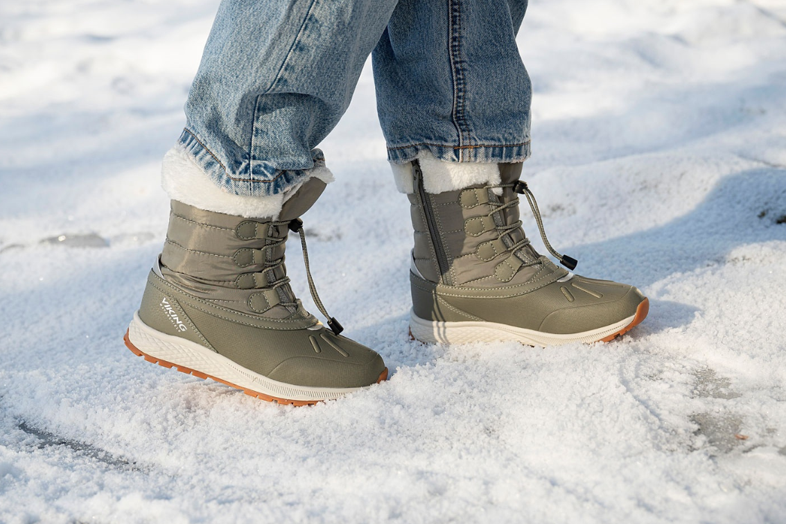 Viking uniseks-kind Equip Warm Wp 1v snow boot, Black Grey, 33 EU