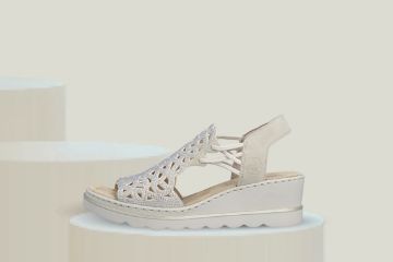 Rieker damesandal beige kilehæl komfortabel sommer sandal