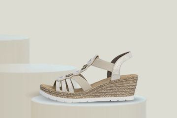 Rieker damesandal beige kilehæl komfortabel sommer sandal med dekorative detaljer