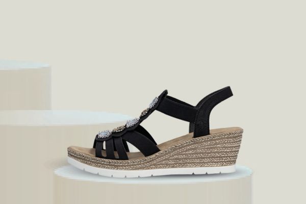Rieker damesandal sort med kilehæl og dekorative detaljer komfortabel sommersandal