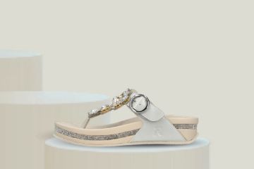 Rieker damesandal sølv med tåstropp og dekorative detaljer komfortabel sommersandal