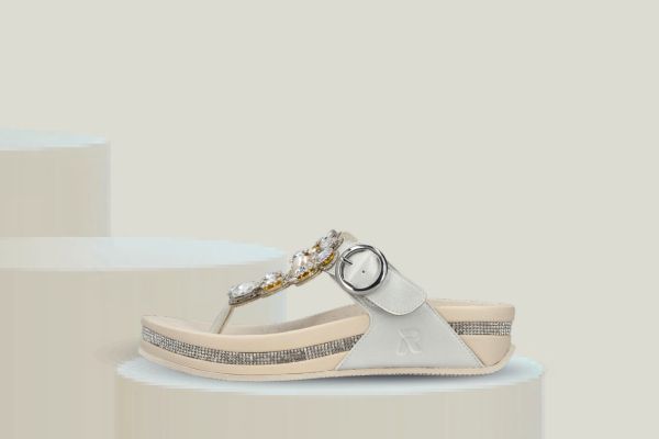 Rieker damesandal sølv med tåstropp og dekorative detaljer komfortabel sommersandal