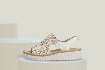 Rieker damesandal beige ekstra bred komfortabel sommersandal med elastisk passform