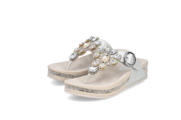 Rieker damesandal sølv med tåstropp og dekorative detaljer komfortabel sommersandal
