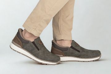 Rieker herresko brun slip-on med ekstra bred passform og god komfort til hverdagsbruk