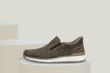 Rieker herresko brun slip-on med ekstra bred passform og god komfort til hverdagsbruk
