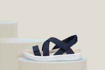 ECCO damesandal i marine nubuck skinn med kryssede remmer og god komfort til sommerbruk