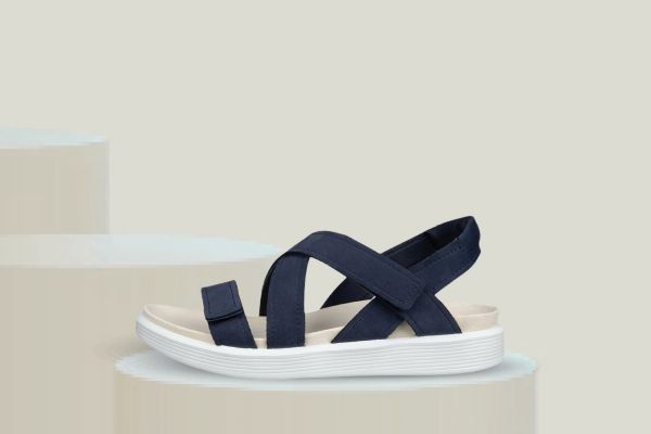 ECCO damesandal i marine nubuck skinn med kryssede remmer og god komfort til sommerbruk
