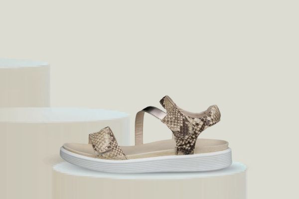 ECCO damesandal i beige skinn med tre justerbare remmer og god komfort til sommerbruk