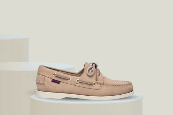 Sebago Docksides seilersko til dame i beige nubuck skinn med klassisk design og god komfort