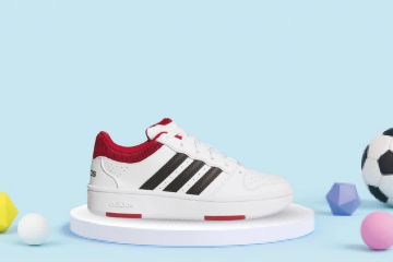 adidas Hoops Classic Junior sneakers i hvit med røde og sorte detaljer til barn