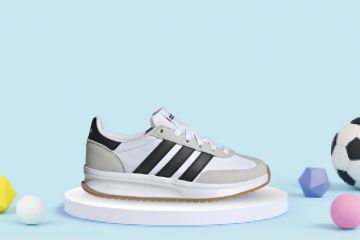 adidas Run 70s 2.0 Junior sneakers i hvit og sort med retro design og god komfort