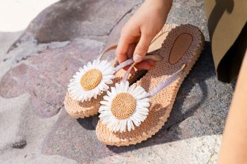 Ilse Jacobsen Cheerful16 flip-flop til dame i beige med blomsterdetaljer og komfortabel massasjesåle til strand og sommerbruk