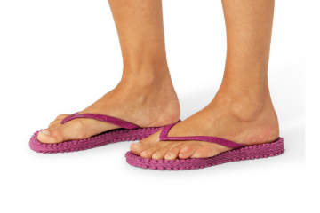 Ilse Jacobsen Cheerful01 flip-flop til dame i Magenta Haze med glitterremmer og komfortabel massasjesåle til strand og sommerbruk