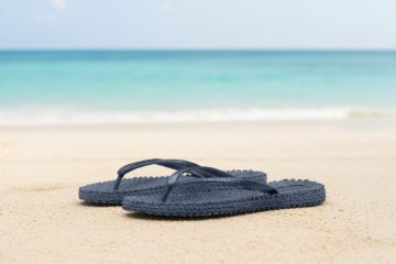 Ilse Jacobsen Cheerful01 flip-flop til dame i indigoblå med glitterremmer og komfortabel massasjesåle til strand og sommerbruk