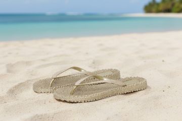 Ilse Jacobsen Cheerful01 flip-flop til dame i platin med glitterremmer og komfortabel massasjesåle til strand og sommerbruk