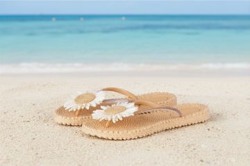 Ilse Jacobsen Cheerful16 flip-flop til dame i beige med blomsterdetaljer og komfortabel massasjesåle til strand og sommerbruk