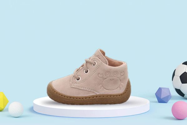 Superfit Saturnus barfotsko til barn i beige semsket skinn med snøring og fleksibel såle for små barn som lærer å gå