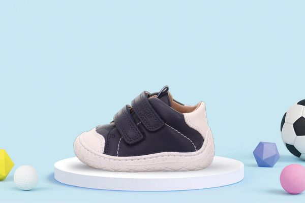 Superfit Saturnus barfotsko til barn i blått skinn med borrelås og fleksibel såle for små barn som lærer å gå