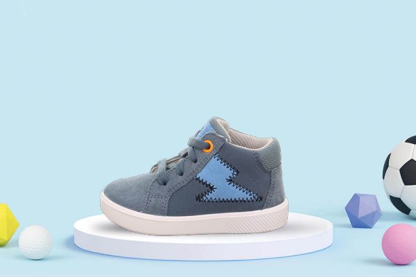 Superfit Supies førstegangssko til barn i blått semsket skinn med snøring og fleksibel såle for små barn som lærer å gå