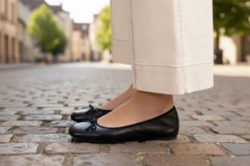 Sort ballerinasko til dame i skinn med rund tå og dekorativ sløyfe foran