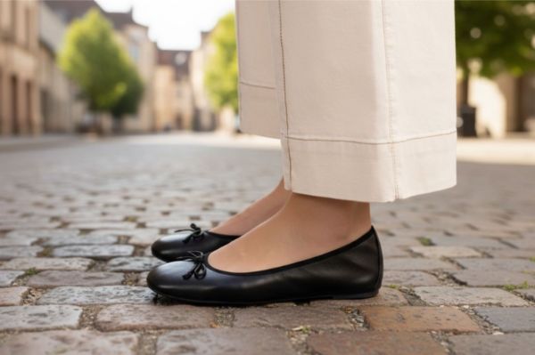 Sort ballerinasko til dame i skinn med rund tå og dekorativ sløyfe foran