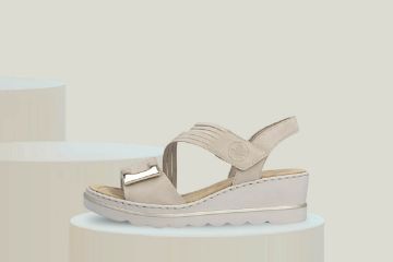 Rieker damesandal i beige ginger farge med kilehæl og borrelåslukking