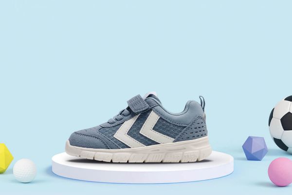 Hummel CROSSLITE INFANT barnesko i faded denim blå med borrelås, elastiske lisser og hvit lettsåle.
