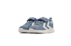 Hummel CROSSLITE INFANT barnesko i faded denim blå med borrelås, elastiske lisser og hvit lettsåle.
