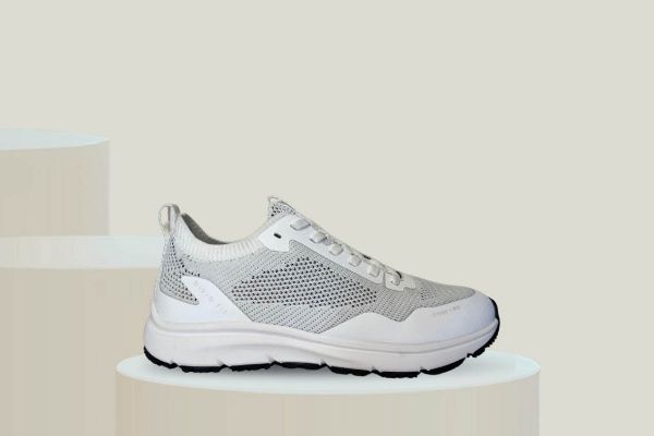 Oivio The Element hvit unisex jobbsko med sklisikker såle, pustende tekstil og komfortabel arbeidssko-design.