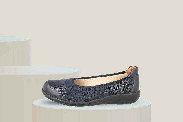 Easy B Emily ballerina i blå med ekstra bred lest og mykt tøyelig materiale. Komfortsko til dame med uttakbar innersåle.
