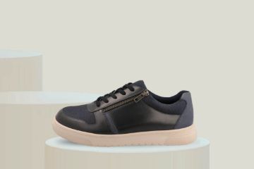 Easy B Noah herresko i marineblå med ekstra bred lest, glidelås og snøring. Komfortabel fritidssko med romslig passform.