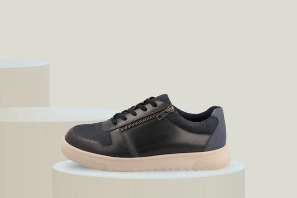 Easy B Noah herresko i marineblå med ekstra bred lest, glidelås og snøring. Komfortabel fritidssko med romslig passform.