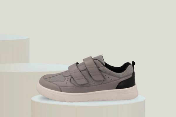 Easy B Jude herresko med ekstra bred lest og borrelås. Komfortabel fritidssko med romslig passform.