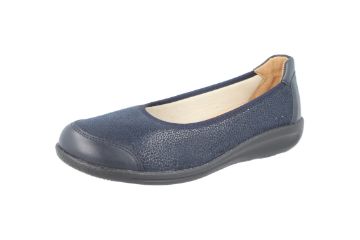 Easy B Emily ballerina i blå med ekstra bred lest og mykt tøyelig materiale. Komfortsko til dame med uttakbar innersåle.