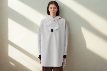 Blæst Bergen poncho i Mist Grey med oversized passform og vanntett design for regnfulle dager.