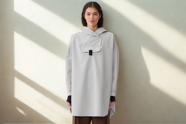 Blæst Bergen poncho i Mist Grey med oversized passform og vanntett design for regnfulle dager.