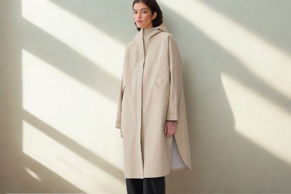 Blæst Vangen vanntett skalljakke i beige med oversized passform og minimalistisk design.