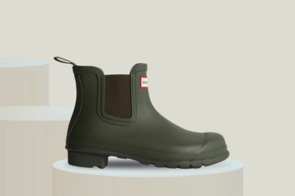Hunter Original Chelsea gummistøvel til dame i oliven med elastiske sidepaneler.