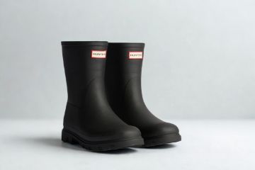 Hunter Downpour Short Insulated gummistøvler i svart med isolerende fleecefôr og kort skaft.