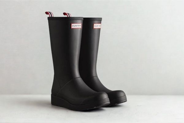 Hunter Play Tall Boot gummistøvler til dame i svart med høyt skaft og moderne design