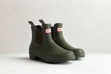Hunter Original Chelsea gummistøvel til dame i oliven med elastiske sidepaneler.