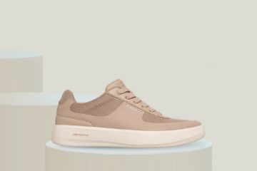Skechers Arch Fit Court Break Comodo Comfort damesneakers i beige med Arch Fit® støtte og myk Contour Foam™-såle.
