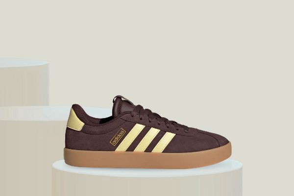 adidas VL COURT 3.0 damesneakers i brun med klassisk tennisinspirert design og semskede detaljer.
