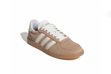 adidas Breaknet Sleek damesneakers i beige og hvit med klassisk tennisinspirert design og semskede detaljer.