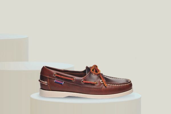 Sebago Docksides Portland Waxed båtsko til dame i brun vokset skinn med klassisk maritimt design og håndsydd finish.