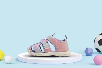 Hummel barnesandal i rosa multicolor med lukket tå og praktiske borrelåser for småbarn