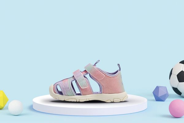 Hummel barnesandal i rosa multicolor med lukket tå og praktiske borrelåser for småbarn