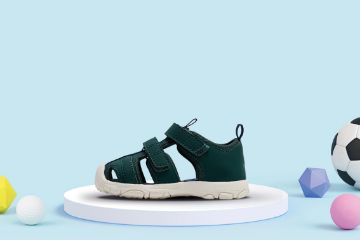 Grønn Hummel barnesandal med lukket tå og praktiske borrelåser for småbarn.
