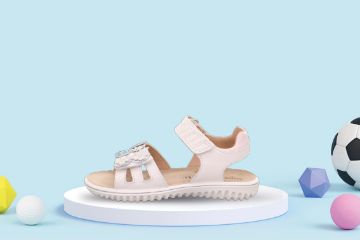 Hvit Superfit Sparkle barnesandal i skinn med blomsterdetaljer og praktisk borrelåslukking